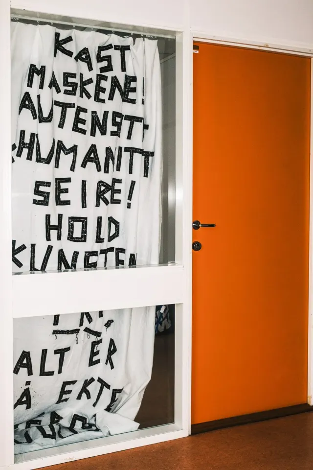 Håndskrevet banner på en dør i Laboratoriet